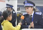 أكاديمية فاس مكناس: بالصوت والصورة، التلميذة الصحفية عائشة تتألق في حوار صحفي مع ثلاث مسؤولين أمنيين في معرض الأبواب المفتوحة