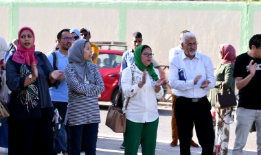 بعد إحساسهم بالحكرة جراء تكليفهم بحراسة جميع الإمتحانات الإشهادية، أساتذة ثانوية ابن عربي المكلفون بحراسة مباراة أساتذة الجالية يحتجون أمام باب مركز الإمتحان بثانوية بن سودة بفاس والجامعة الوطنية للتعليم ( إ.م.ش)  يساندهم