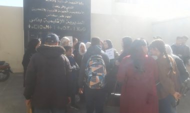 مجموعة من التلاميذ والأمهات بثانوية ابن خلدون بفاس يحتجون رغبة في الدراسة